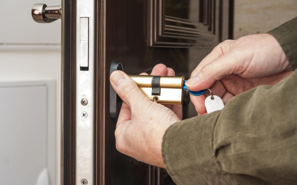 5 reasons to hire a locksmith