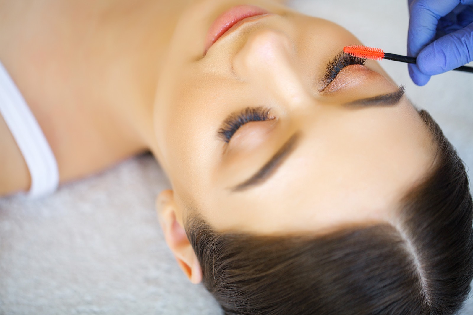 The benefits of using eyelash extensions from a distributor